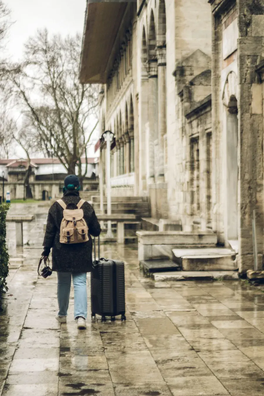 A traveller walking alone with her case, arranging the day and receiving it.